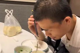 韦神堂姐晒出他近况，吃饭样子引争议，网友：谁会把女儿嫁给他？图片