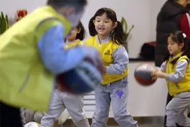 记者帮问丨幼儿园搞“班中班”“课中课”，合理吗？图片