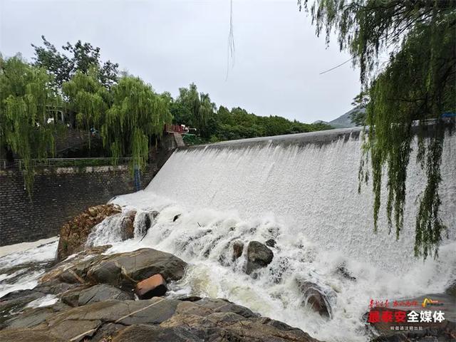 雨润龙潭 飞瀑如练