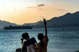 异性之间，女人喊你“哥”，多半有这三种意思拍。图片