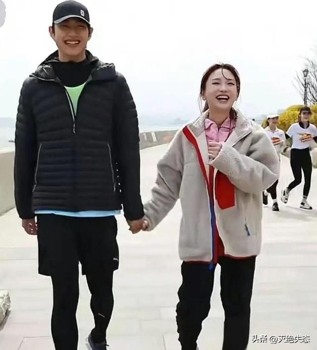 落毛凤凰不如鸡？42岁著名歌手江苏走穴	，宾客只顾吃席没人搭理