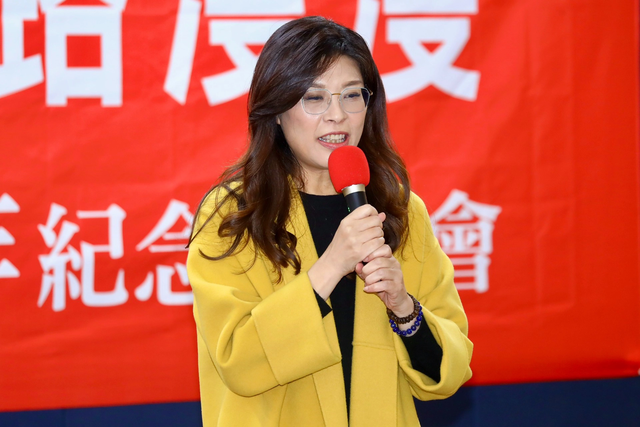 解放军包围台岛，郑丽文愤怒发声，预告明年访陆，民进党闯大祸