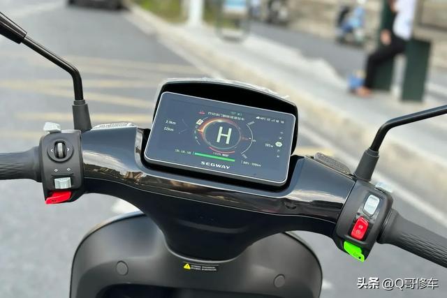 同样是九号的高端电动车，新亮相的M5车型对比E300，配置怎么样