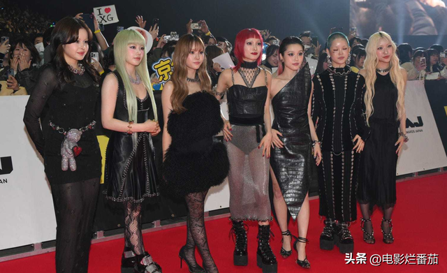 日本红毯“真辣眼”，一个比一个“老土”，有人装嫩有人油腻