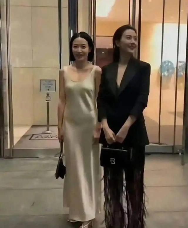 高圆圆旁边这是谁啊？身材好好啊，就是这个裙子的布料，好拉跨