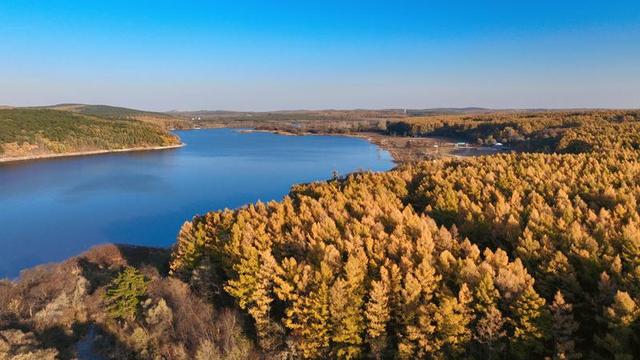 长春的秋天，有一幅油画叫做“净月潭”