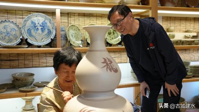 “中国作家驻村计划”启幕！著名作家陈应松深入建水，探寻千年古城的文化密码