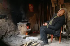 儿媳妇让公公睡柴房图片