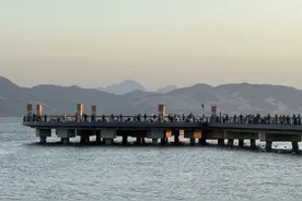 上百“钓鱼佬”聚集深圳湾，禁渔区成了海钓“一条街”？图片
