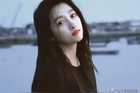 分手传闻仅4个月，鹿晗佩戴关晓彤同款挂件，悄悄撒糖力破传言图片