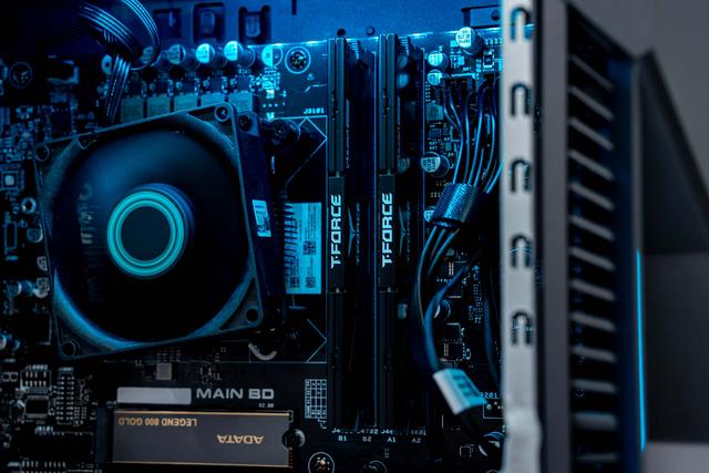 整机享国补！华硕天选6X Ultra 265F+5060Ti游戏主机测评