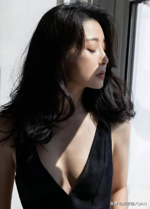 殷桃两套大片美出圈！深V性感与浅蓝清新切换，46岁身材状态绝了