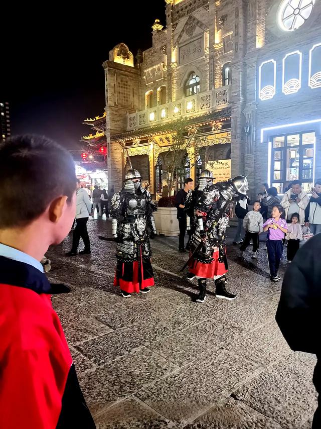 太原 这次真的赢麻了！重甲武士巡游街头，这才是古城该有的排面！