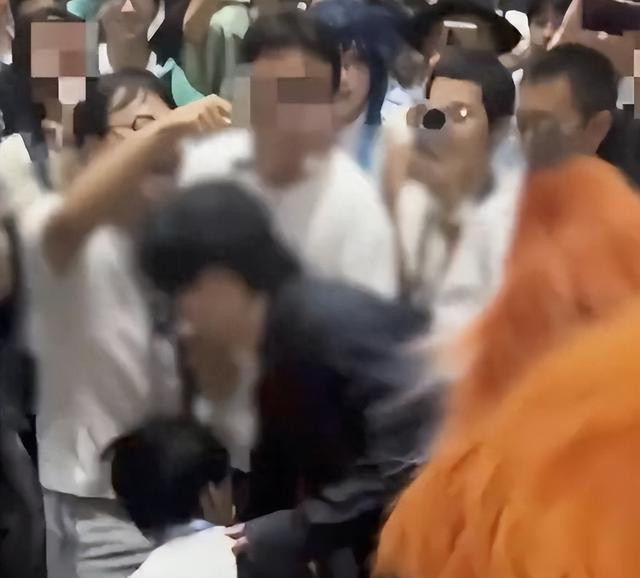 男子扮演日本漫画，惹网友众怒，警方介入