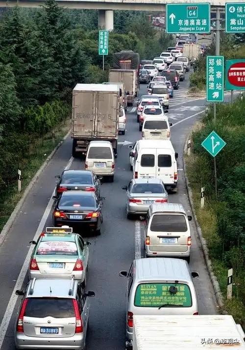 国庆3大名场面：国内景区人挤人，东非草原大堵车，电车卡在高速