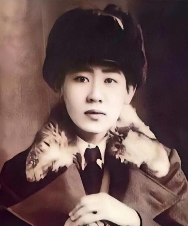 1947年，川岛芳子接受审判的留影	，容貌憔悴，第二年被枪决！