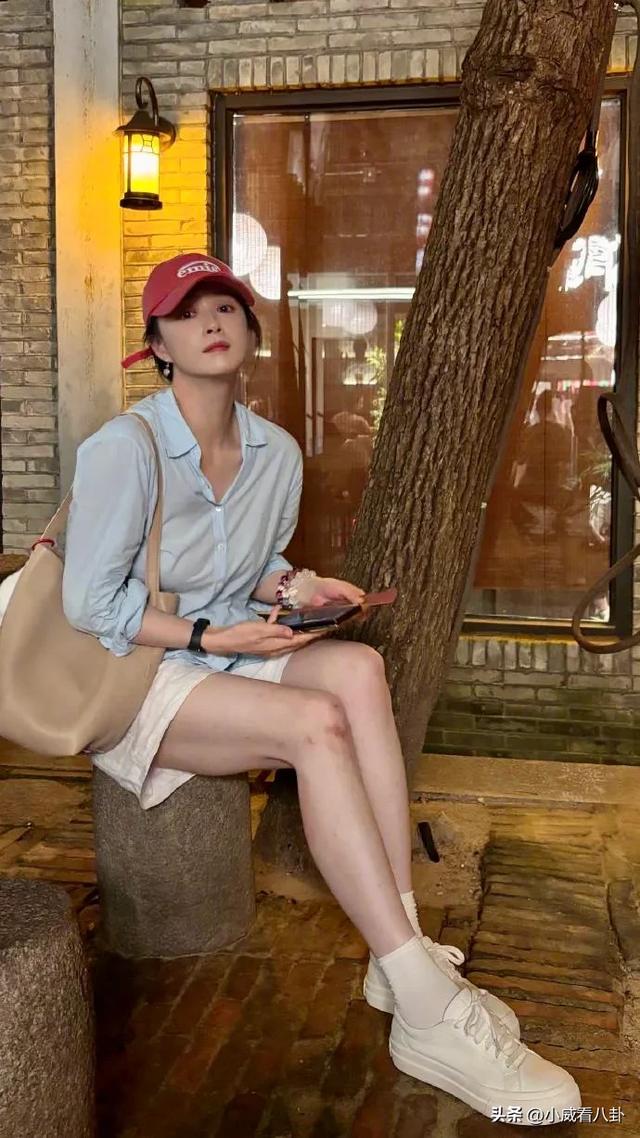 42岁蒋欣生活照瘦成“纸片人”，大热天美美出游，筷子腿抢镜！