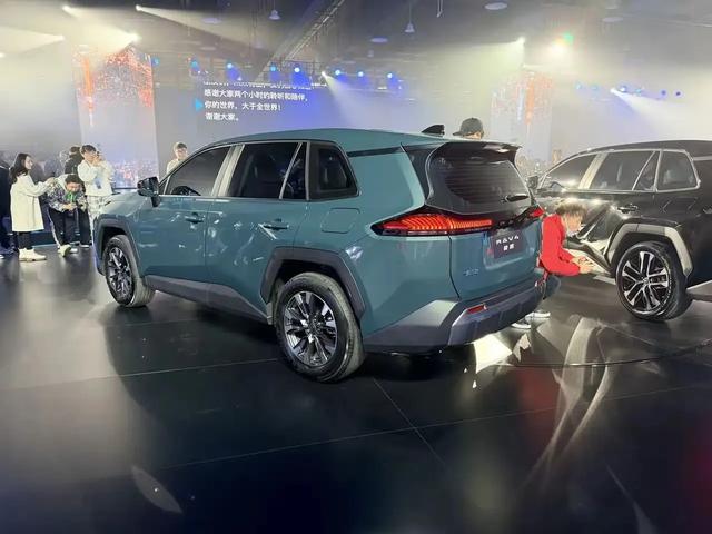 第六代RAV4荣放上市，三种动力、王牌智混 千公里续航	，15.18万起