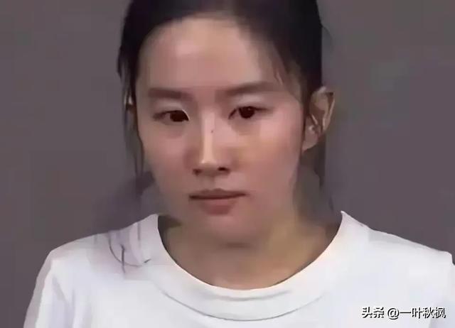刘亦菲素颜出镜，与路人无差别，网友：这才是真实状态
