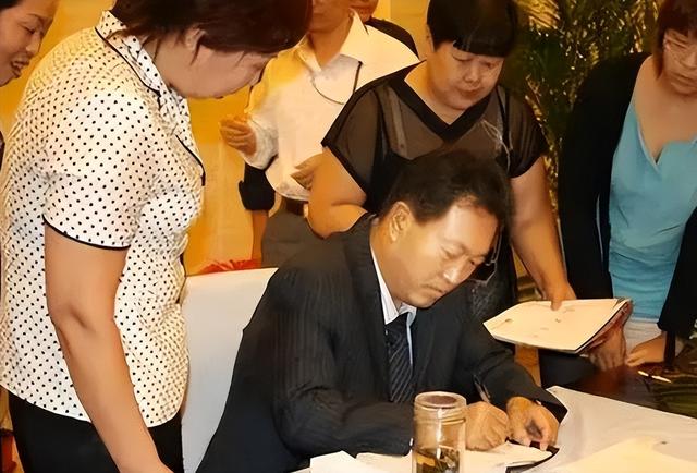 出门有多名女秘书陪伴，非法敛财100亿，昔日首富还是付出了代价