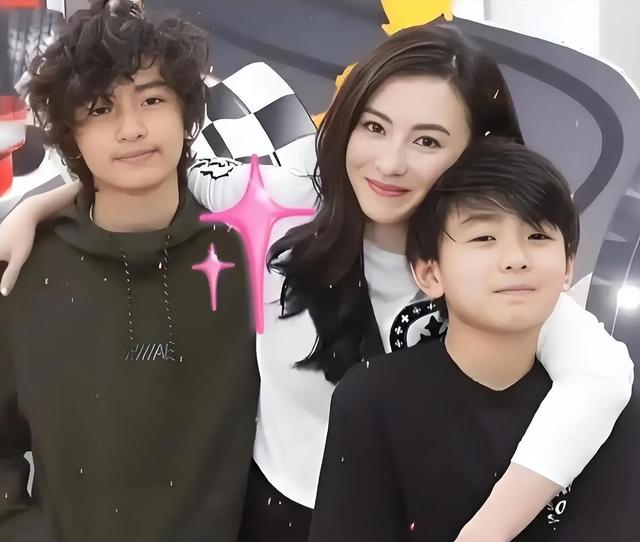 谢霆锋没想到，张柏芝凭阅兵当天的举动，口碑暴增，尽显格局之大