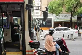 湖南永州女子堵公交车,跷二郎腿淡定玩手机,原因曝光,果然有底气图片