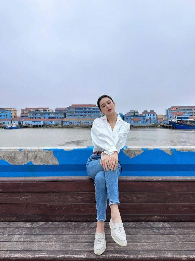 张馨予太丰满，穿深V裙都兜不住好身材，我感慨：资本果然会选人