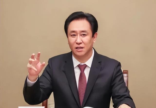 这下麻烦大了！短短3个月，许家印再迎5大噩耗，王健林的话应验了