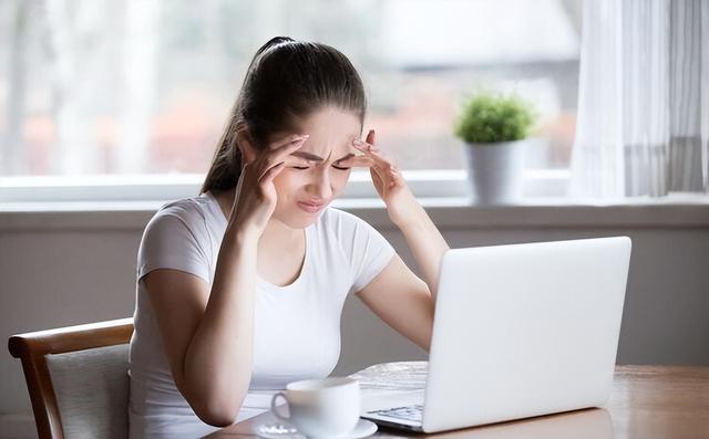 民间说“左眼跳财，右眼跳灾”，其实是错误的，眼皮跳是在提醒你