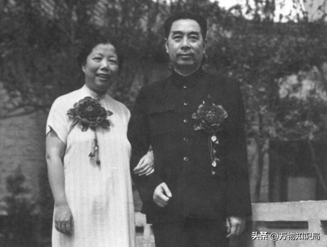老照片：周总理当众跳起来，为邓大姐摘苹果，浪漫温馨少年气十足