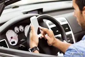 司马南：开车玩手机入刑？是否还有商量的余地图片
