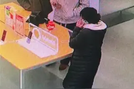 14岁男孩拉路人冒充爸爸买手机，商家向其出售手机违法吗？图片