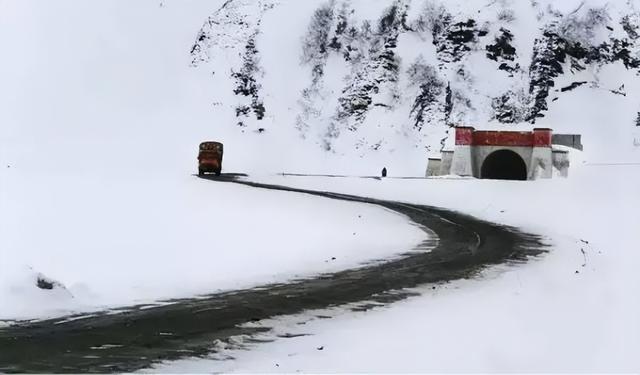 从冰封雪原到热带雨林：中国终极越野之路扎墨公路，你敢挑战吗？
