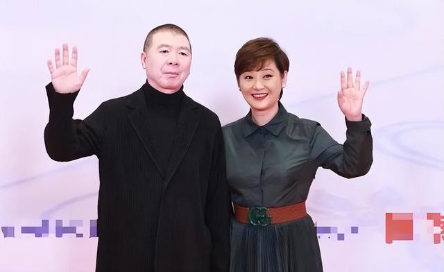 演都不演了！徐帆回应离婚传闻后，冯小刚1个举动撕下她“体面	”
