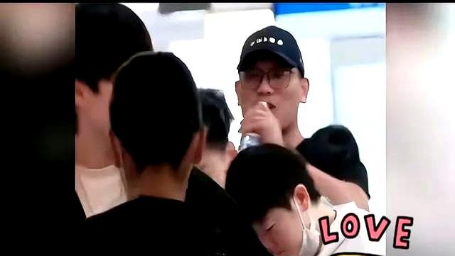 生病仍强撑状态，她戴口罩默默扛住不适，摘口罩擦鼻涕瞬间太戳心