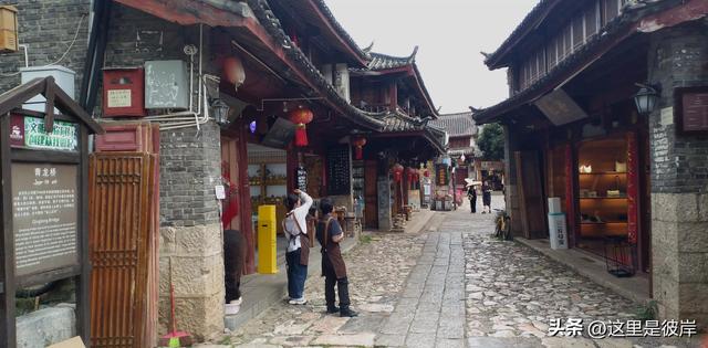 乘公交游丽江的束河古镇