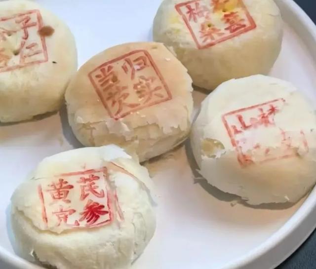 年轻人的第一刀对准了天价月饼