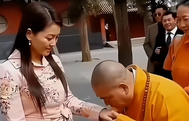 李湘不再隐瞒！公开与释永信真实关系，亲密照真相终于水落石出！