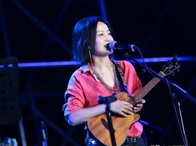 她连续5次上春晚，私下却和恩师同居怀孕被骗流产	，现在57岁单身