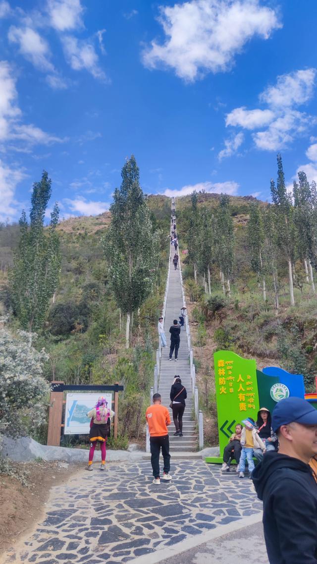 爬拉萨南山公园