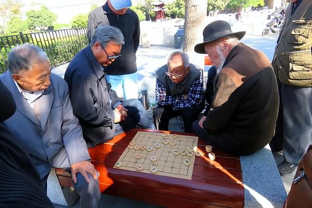 医生发现:那些经常下棋的老人,到六十岁以后,大多变成了这样