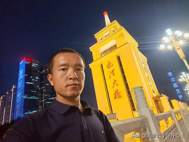 一个人在迎泽大桥，接住太原赠予的夜