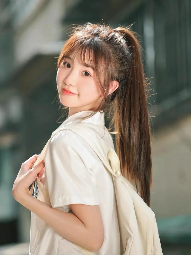甘肃兰州一校花，楚楚动人	，倾国倾城，这气质堪称校园天花板