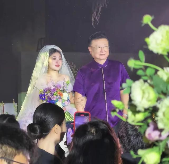金龟子和女儿女婿在北京逛街，穿衣打扮一言难尽，抱着外孙好慈祥