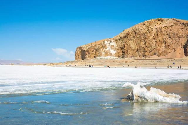 西藏天湖冬日变蓝宝石秘境，千里冰封宛如异星