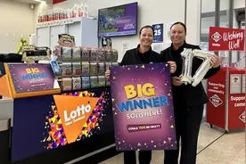 新西兰女子带孙子散步，顺手买的彩票中1720万美元，发现中奖后仍淡定上班图片