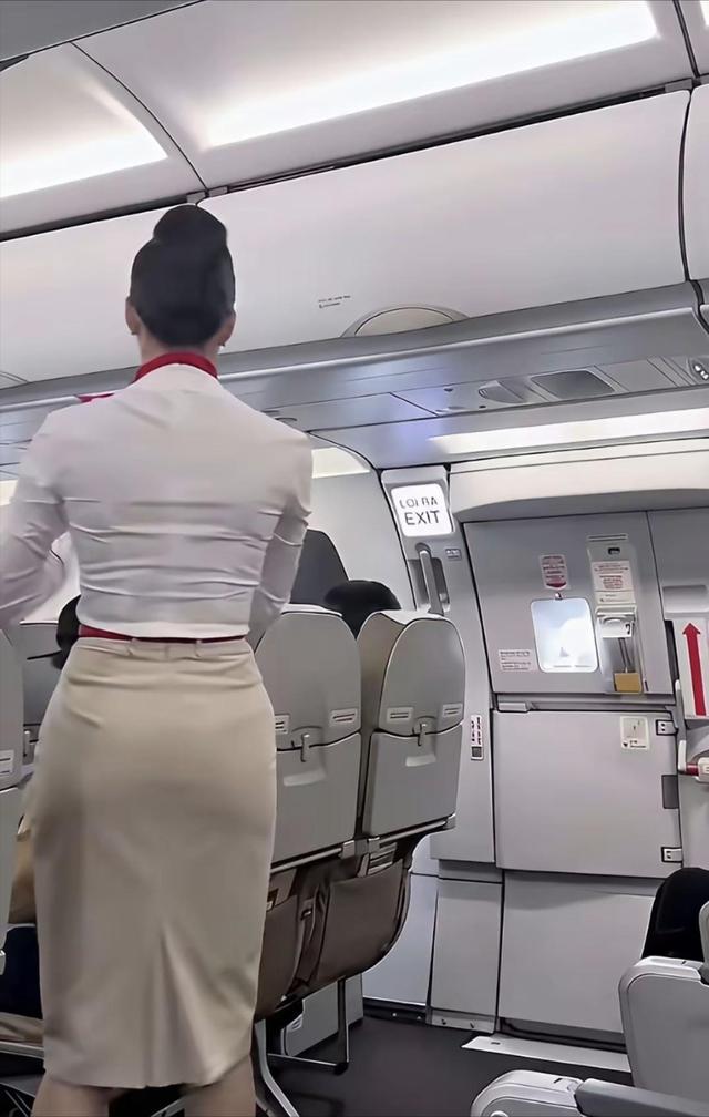 这位空姐颜值真的太漂亮了，不去当明星屈才了