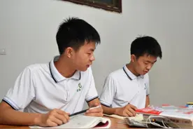 来自农村的双胞胎学霸，哥俩一个弃清华、一个弃中科院，为了啥？图片