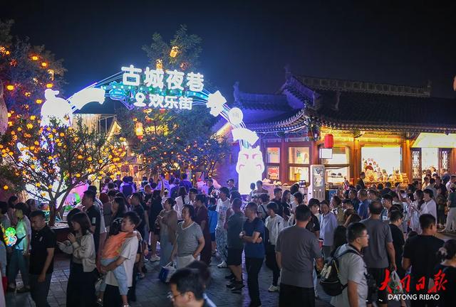 大同古城夜景流光溢彩,游人的脚步根本停不下来~