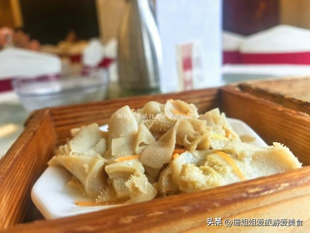 游客在惠州西湖边的老字号喝早茶，遇“怪味”又惊艳的龟苓膏肠粉